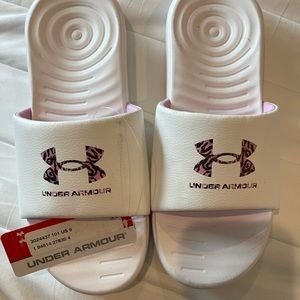 Under Armour white graphic logo.  SZ 9 NWT